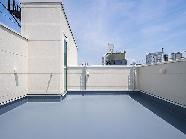 【2号地・ルーフバルコニー】
洗濯干しスペースとしてはもちろん、リラックススペースとしても活用できるゆとりある広さ◎水栓付きで、お手入れもスムーズに行えます。