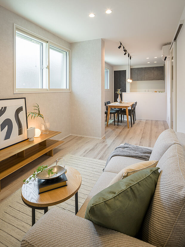 【2号地・LDK】
ご家族とのコミュニケーションが取りやすい対面式キッチンを採用。寛ぎスペースのリビングと、食事スペースのダイニングを区分けして家具を配置しやすい奥行きのあるレイアウトです。