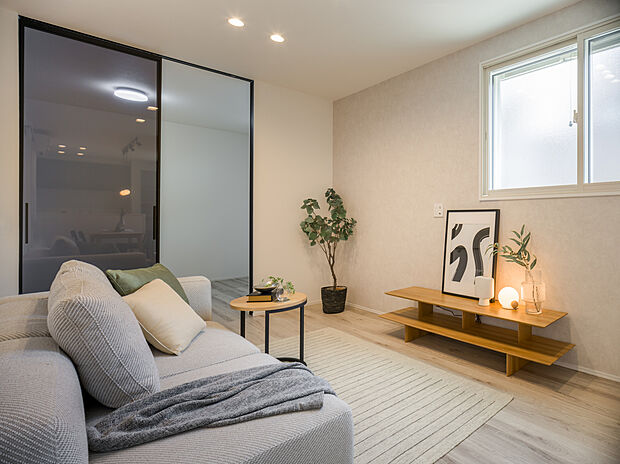 【2号地・LDK】
2階に配置したLDKは、約16.4帖のゆったりとした広さです。飽きの来ないシンプルな内装のため、家具やグリーンを配置してお好みのリラックス空間に◎