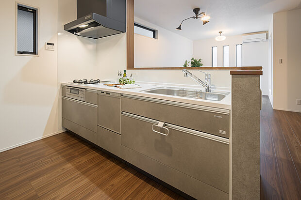 【キッチン】
食器洗浄乾燥機や3口コンロなど、機能的な設備を搭載したキッチン。時短に繋がり、効率良く家事をすることができます。キッチン下部は引き出し収納で、奥まで見やすく、取り出しやすい仕様です。