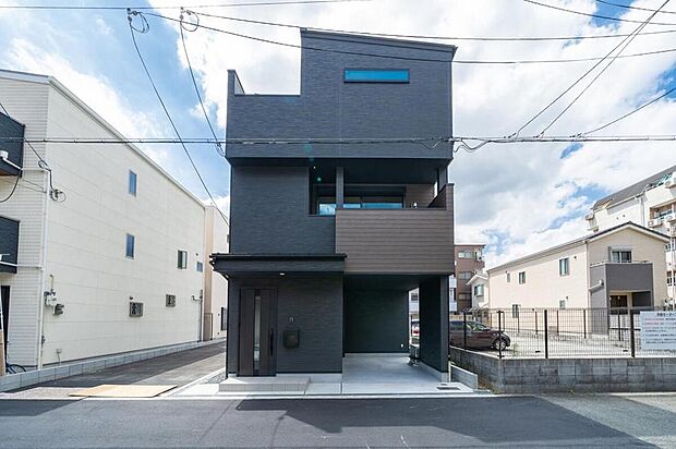 【本分譲地に建築可能な建物プラン例】
ブラックに木目をあしらった、シックでおしゃれな外観。玄関扉やポストも、外壁と統一感が出るような配色です。《分譲地外:建物面積94.36m2、建物価格1695万円》