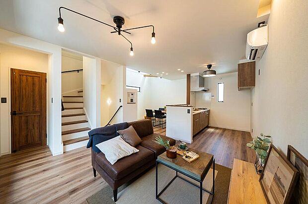 【本分譲地に建築可能な建物プラン例】
フローリングや建具などに質感の良い木目調のものをチョイス。落ち着いてくつろげる、カフェ風のLDKに。《分譲地外:建物面積94.36m2、建物価格1695万円》