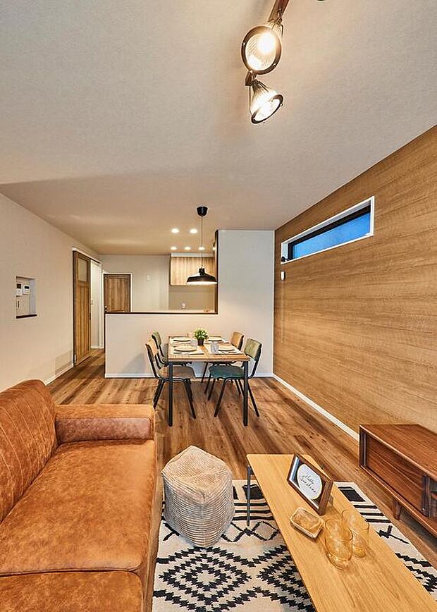 【本分譲地に建築可能な建物プラン例】
ナチュラルオークの床と合わせて壁やキッチンのパネル、ドアまで木目でコーディネートしました。《分譲地外:建物面積101.04m2、建物価格1815万円》