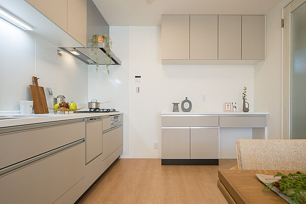 【キッチン/3号地】
空間を有効活用できる壁付けタイプのキッチンです。家事負担を軽減する食器洗乾燥機付きで、食事後の家事の時短が叶います。