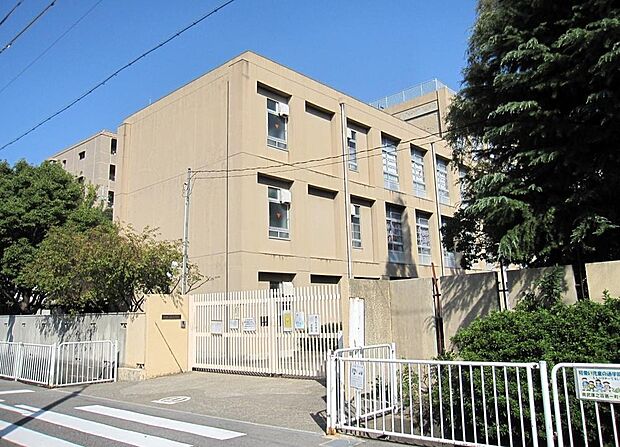 【立花西小学校】
徒歩2分(約150m)。教育目標は「自創協創~なりたい自分を創る 共に協える~」です。学校HPでは、各種お知らせや行事予定などを閲覧できます。