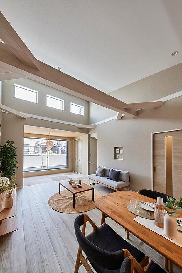 【本分譲地に建築可能な建物プラン例】
梁の存在感と高窓が映える2階LDK。天井の木目デザインが、空間に伸びやかな印象を与えています。《分譲地外:建物面積102.46m2、建物価格1841万円》