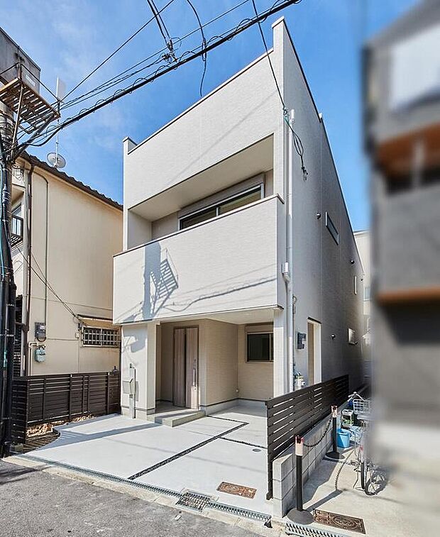 【本分譲地に建築可能な建物プラン例】
ミルキーホワイトの外観に、木の質感を活かした外構デザイン。玄関ドアにはタッチキーシステムを採用。《分譲地外:建物面積93.95m2、建物価格1691万円》