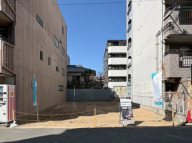 【現地写真】
阪急京都線「上新庄」駅まで徒歩5分の立地に、自由設計対応の全2区画の分譲地が誕生!3階建ての住まいを検討可能。開放的な2階LDKプランの住まいも実現できます。