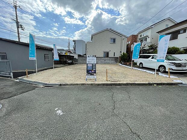 【現地写真】
阪急神戸線・伊丹線「塚口」駅 まで徒歩15分。小学校まで徒歩2分と子育て世帯に嬉しい立地。スーパーやショッピングセンターも徒歩圏内に揃い、落ち着いた住環境と利便性を得られる住環境です◎