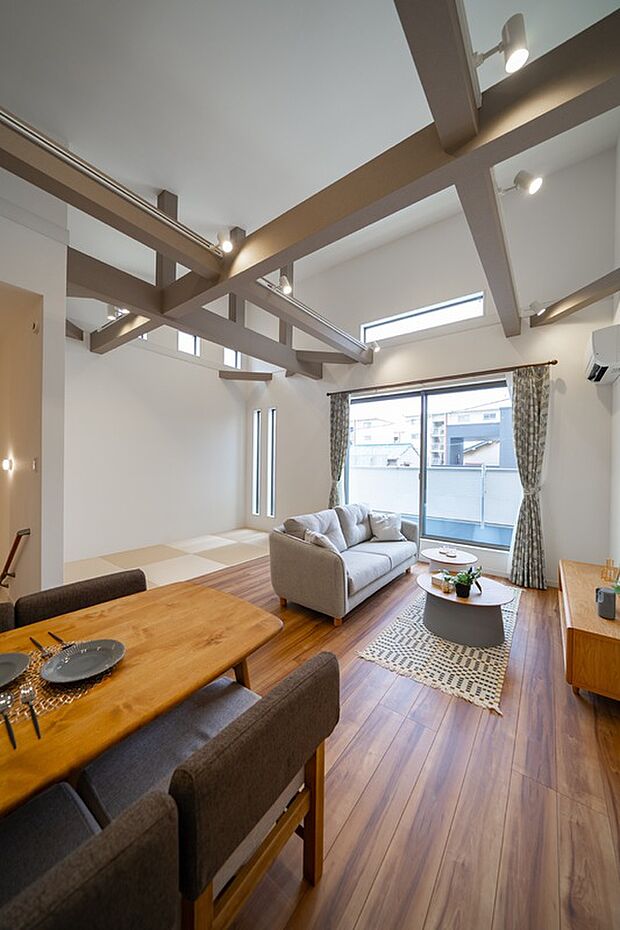 【本分譲地に建築可能な建物プラン例】
リビングとタタミコーナーの天井には勾配がついており、開放感を感じられる空間です。《分譲地外:建物面積90.72m2、建物価格1969万円》