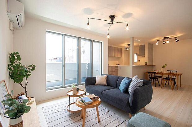 【本分譲地に建築可能な建物プラン例】
家族が行き来しやすく、コミュニケーションが絶えないワイドなLDK。隅々まで目が届きます。《分譲地外:建物面積102.46m2、建物価格2138万円》