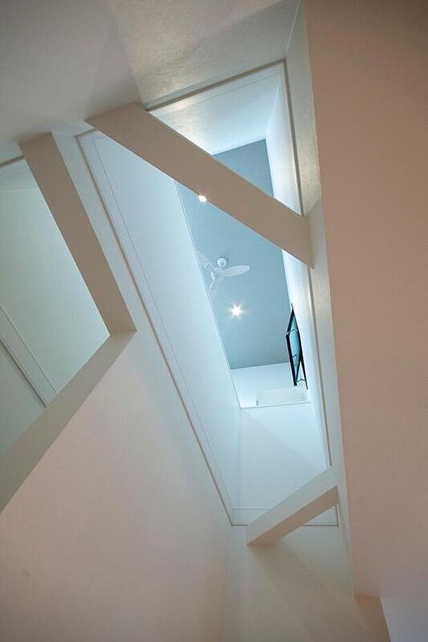 【本分譲地に建築可能な建物プラン例】
吹抜けスペース。居室の内窓を介して、他の階にいる家族とのコミュニケーションが取りやすい設計。《分譲地外:建物面積102.46m2、建物価格2138万円》