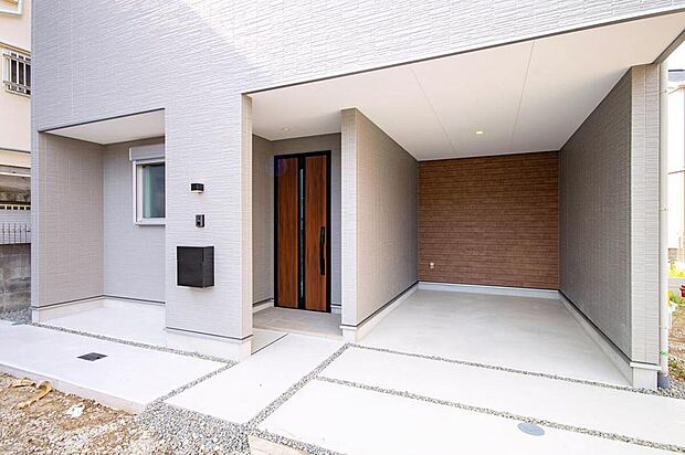【本分譲地に建築可能な建物プラン例】
ガレージのほか、駐輪スペースを確保しました。玄関前の耐力壁は、家の中を見えにくくする目隠しとしても◎《分譲地外:建物面積102.46m2、建物価格2138万円》