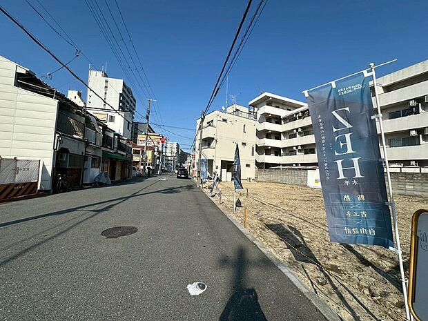 【前面道路含む現地写真】
前面道路は北側幅員約8.0m全4区画の分譲地です。アスファルト舗装の平坦な道路は、ベビーカーの移動やお子様との歩行もスムーズ。お車の出入庫もゆとりを持って行えます。