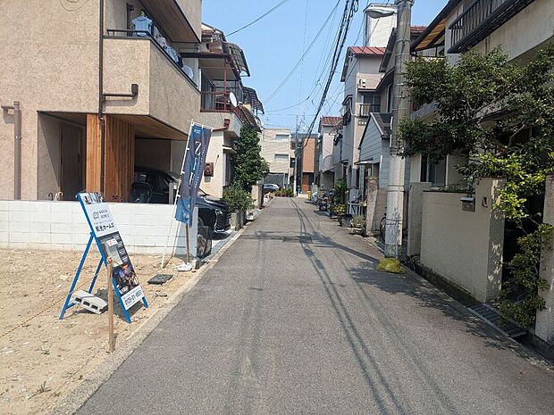 【前面道路含む現地写真】
スーパー・ドラッグストアが徒歩4分圏内!教育施設も近隣に揃い、共働きの子育て世帯にも暮らしやすいロケーションです。