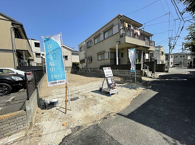 【前面道路を含む現地写真】
第一種住居地域に位置しており、落ち着いた住環境で新生活をスタートできます。小学校まで徒歩2分!中学校も徒歩7分と、子育て世帯に嬉しい立地。ぜひ、現地をご見学ください。