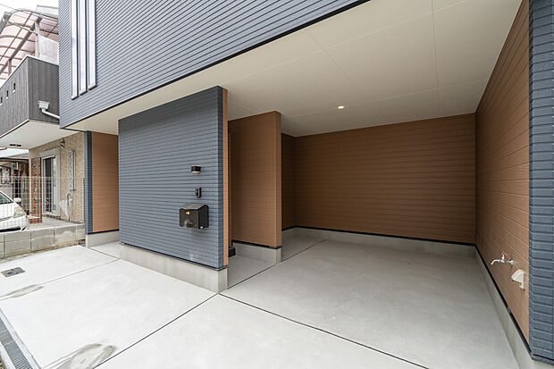 【【インナーガレージ】】雨や風から愛車を守るインナーガレージ。DIYスペースにも活用可能です。また玄関ポーチに壁を設け、プライバシーに配慮した設計です。