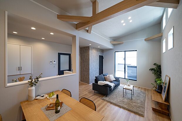 【【本分譲地に建築可能な建物プラン例】】バルコニーから陽光を取り込む2階リビングの住まい。LDKそれぞれの空間を心地よく繋ぎ、ご家族団らんを育みます。《分譲地外:建物面積94.77m2、建物価格1999万円》
