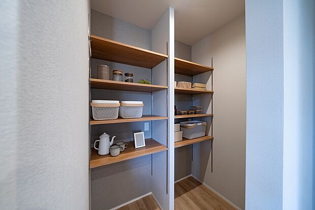【【本分譲地に建築可能な建物プラン例】】縦の空間を無駄なく使用できる可動棚付きのパントリーです。保存食やキッチン用品などをたっぷりと保管できます。《分譲地外:建物面積94.77m2、建物価格1999万円》