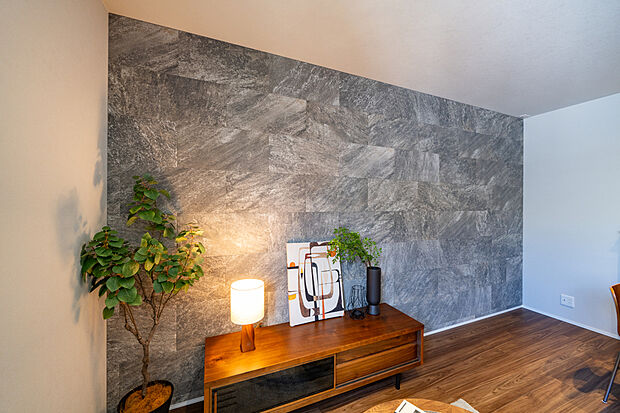 【【エコカラット】】リビングの壁一面にはエコカラットを採用し、デザイン性と機能性を兼ね備えた空間に。湿気やニオイ対策としても有効で、快適なリビング環境をサポートします。