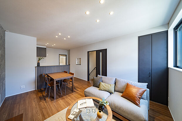 【【LDK/約15.0帖】】LDKは約15.0帖、家具を配置してもゆとりのある広さです。2階リビングのため、外からの視線が気にならずに、ゆったりと家族団らんのひと時を過ごせます。