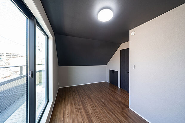 【【3階洋室/約8.5帖】】バルコニーに面している洋室です。ダブルベッドなどの大型家具を配置できるゆとりある広さを確保しています。身の回りの物をすっきり片付けることができるクローゼット付き◎