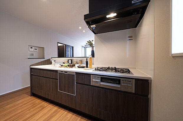 【【キッチン】】グリル付き3口ガスコンロを採用しているため、同時調理が可能です。カウンター下の収納は、スライド式なので、奥にしまった鍋類などが取り出しやすい仕様です。