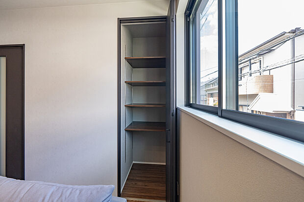 【【リビング収納】】リビングには、扉付きの収納を設けています。ご家族共有の小物類や文具、書類などの保管に便利◎可動棚のため、収納する物に合わせて高さ調節が可能です。