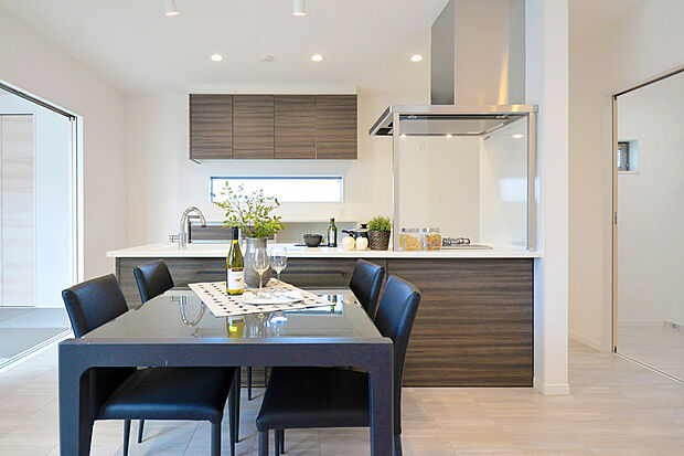 【【本分譲地に建築可能な建物プラン例】】アイランド風キッチンを中心に、ぐるりと回遊できるプランのご提案。快適な家事動線は、日々の負担を軽減します。《分譲地外:建物面積101.25m2、建物価格1684万円》