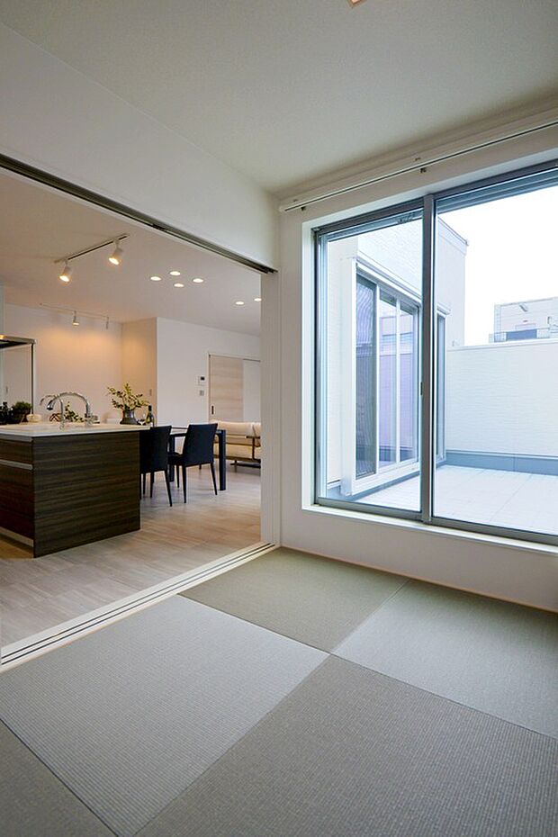 【【本分譲地に建築可能な建物プラン例】】和室と、リビングから出られるバルコニー。プライバシー性を高めながらも、陽光差し込む高さに手すりを設計しています。《分譲地外:建物面積101.25m2、建物価格1684万円》