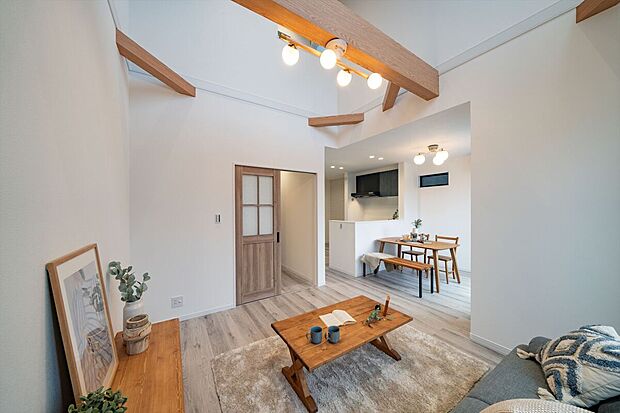 【【本分譲地に建築可能な建物プラン例】】リビングとダイニングをゾーニングしており、空間の使い分けがスムーズです。木目の見せ梁が空間のアクセントに◎《分譲地外:建物面積103.67m2、建物価格1862万円》