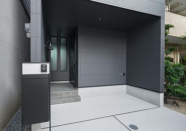 【【ガレージ】】1台分のカースペース付き(車種による)。玄関と直結しているため、雨の日の乗り降りもスムーズです。不在時でも荷物を受け取れる宅配ボックスを設置しています。