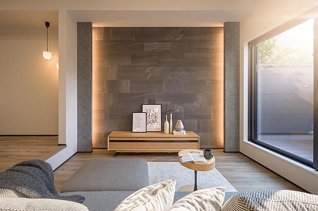 【【LDK/約19.0帖】】重厚感あるアクセントクロスが、落ち着いた雰囲気を演出。シンプルな家具とも調和し、スタイリッシュな空間に仕上がります。