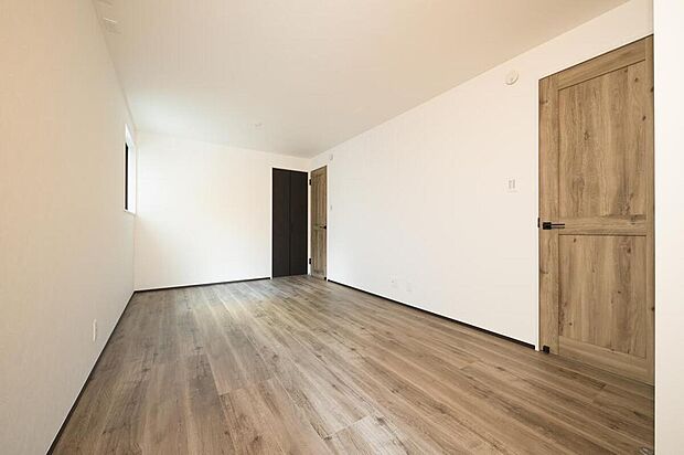 【【洋室/約4.5帖・約4.8帖】】用途やお子様の成長に合わせて間仕切りが可能な洋室です。間仕切り後も各居室にクローゼットがあり、収納にも配慮した間取りです。