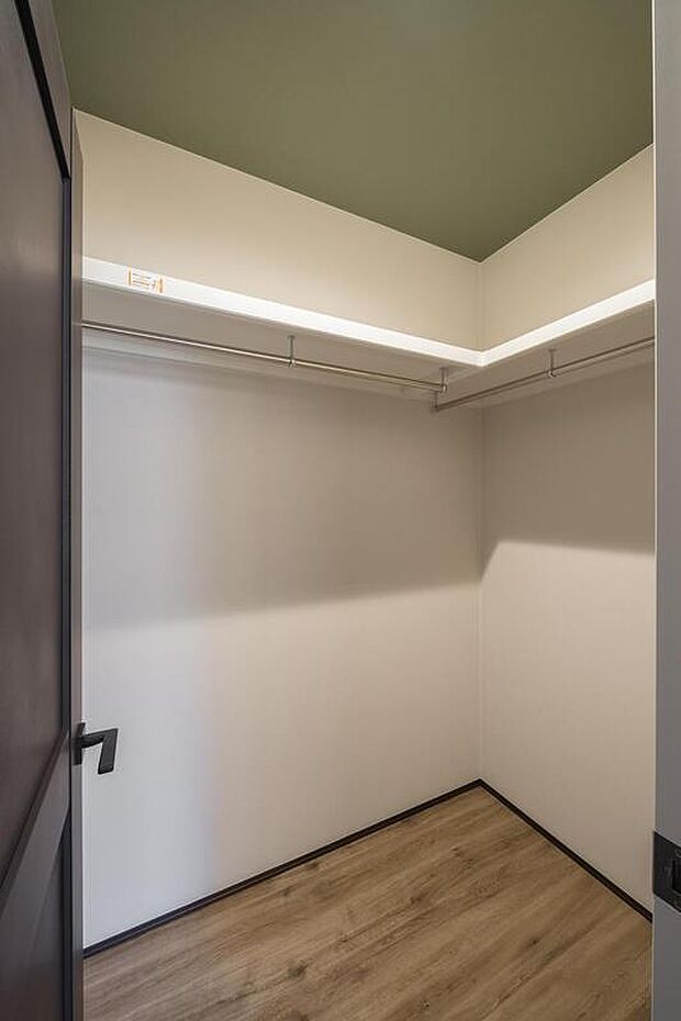 【【WIC/洋室(約6.0帖)】】枕棚とハンガーパイプをL型に設置。季節や用途ごとに分けて収納できます。また、WIC全体を見渡しやすく、服選びがスムーズにできそうです。