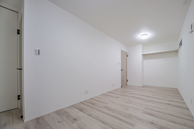 【【洋室】】3階洋室は、将来2部屋に間仕切り可能な2ドア1ルームを採用。ご家族のライフスタイルの変化に対応できる、可変性のある間取りが魅力。