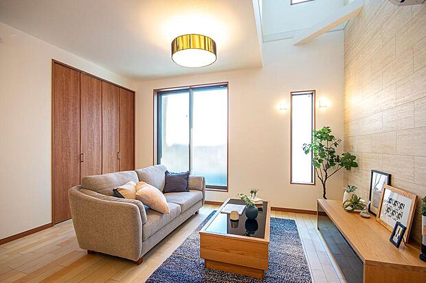 【【本分譲地に建築可能な建物プラン例】】クローゼットが備わっており、日常的に使いたいお掃除道具などを収納可能。LDKをきれいに保ちやすいです。《分譲地外:建物面積105.08m2、建物価格1795万円》