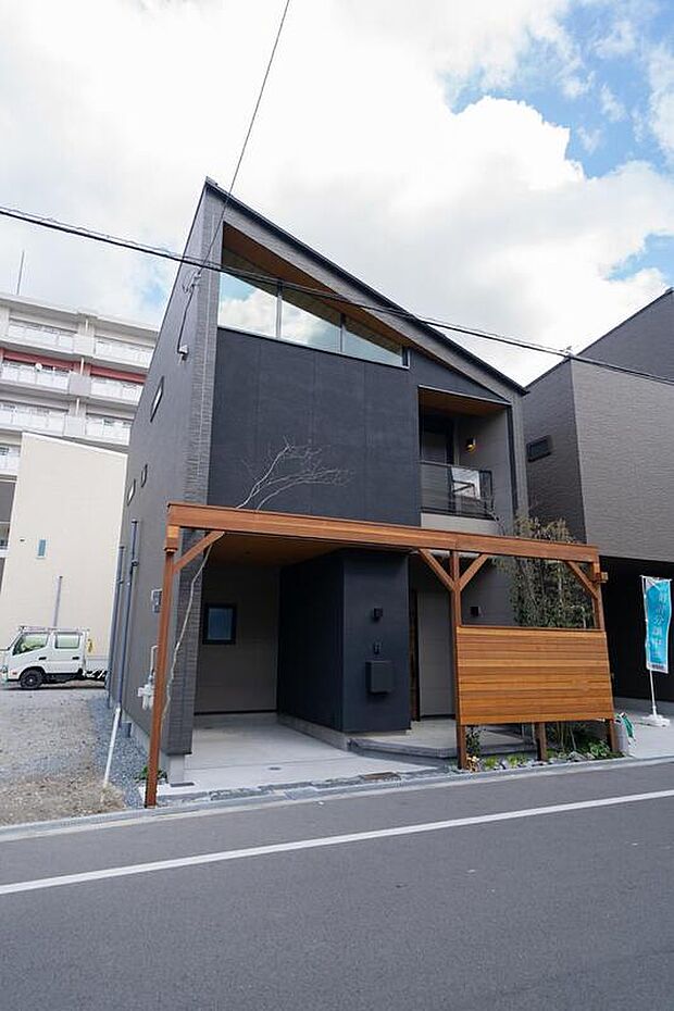 【【本分譲地に建築可能な建物プラン例】】モノトーンで統一したシャープなフォルムの外観。木製の仕切りや植栽により硬くなりすぎず、バランスの取れた印象です。《分譲地外:建物面積105.02m2、建物価格2061万円》