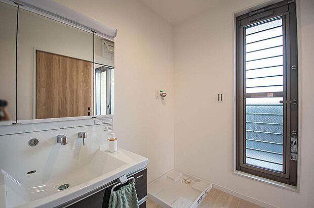 【【本分譲地に建築可能な建物プラン例】】洗面室とバルコニーを繋ぐ動線を計画し、洗濯の手間を軽減しました。お風呂上りに外の空気にあたり涼むこともできます。《分譲地外:建物面積103.07m2、建物価格1851万円》