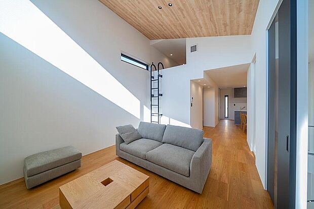 【【本分譲地に建築可能な建物プラン例】】広がりと開放感を感じられる勾配天井のリビング。高所に窓を設置したので、外部の視線を気にせずに寛ぐことができます。《分譲地外:建物面積105.02m2、建物価格2061万円》