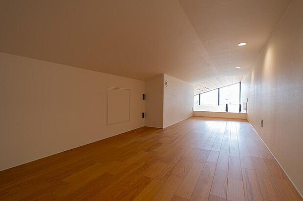 【【本分譲地に建築可能な建物プラン例】】リビングの上部にはロフトを設けました。約8帖の広さがあるので、収納としてはもちろん、多目的に使用できます。《分譲地外:建物面積105.02m2、建物価格2061万円》