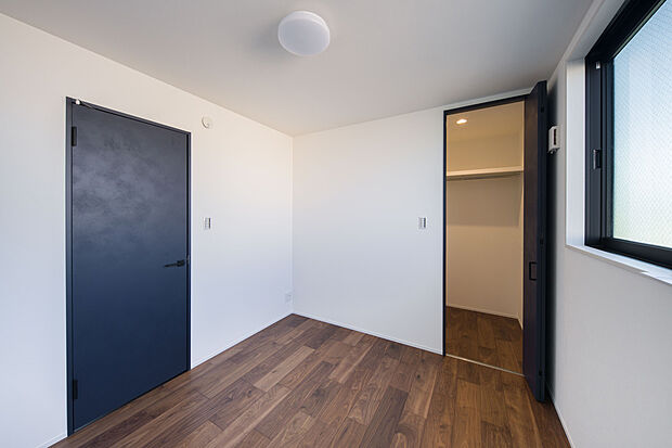 【【1号地/洋室(約5.3帖)】】WICが備わった居室です。ブラックの建具を使用しており、ナチュラルな空間に上品さをプラスしています。