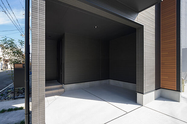 【【1号地/インナーガレージ】】1台分のインナーガレージです(車種による)。通行人からの視線を遮れる玄関ポーチを採用しており、ご家族のプライバシーを守れます。