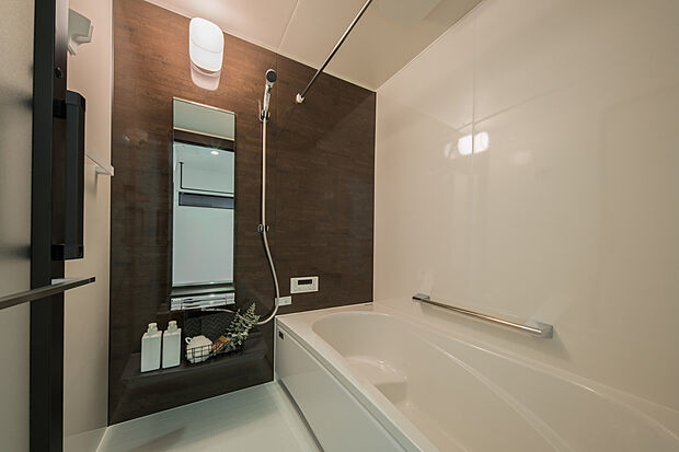 【【1号地/浴室】】落ち着いたトーンのアクセントパネルを施したバスルーム。洗濯物を乾燥させるのに重宝する、浴室乾燥機を搭載しています。