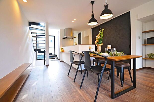 【【本分譲地に建築可能な建物プラン例】】南面の大開口と北面の風景窓やバルコニーをつなぐように、光と風が建物を貫いて抜けてゆく住まいです。《分譲地外:建物面積96.39m2、建物価格1792万円》