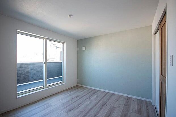 【【本分譲地に建築可能な建物プラン例】】明るい木目の床材に、くすみカラーのアクセントクロスを合わせた洋室は、北欧インテリアにも合う仕上がり。《分譲地外:建物面積105.29m2、建物価格1799万円》