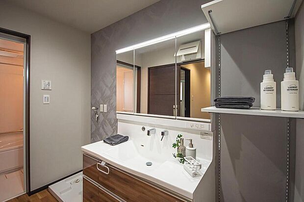 【【本分譲地に建築可能な建物プラン例】】洗面室には可動棚とハンガーパイプを造作しました。洗面用品を置いたり、着替えやバスタオルを掛けたりと重宝します。《分譲地外:建物面積99.63m2、建物価格1702万円》