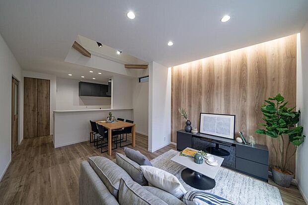 【【本分譲地に建築可能な建物プラン例】】リビングの一面にはフローリングに合わせた木目のアクセントクロスを使用。質感を際立たせる間接照明を施しました。《分譲地外:建物面積89.01m2、建物価格1543万円》