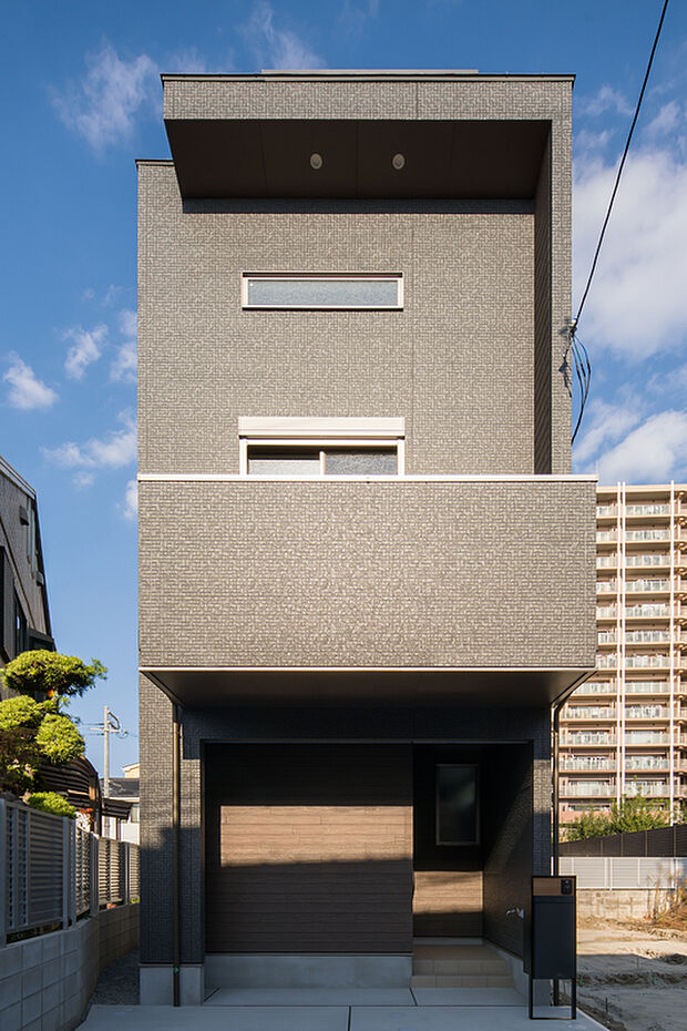 【【外観/1号地コンセプトハウス】】シックな色合いで統一した重厚感ある2階建て住宅。梅田・天王寺へ快適アクセスで、毎日の暮らしも便利に。周辺環境も併せてご案内いたします！