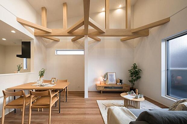 【【LDK/1号地コンセプトハウス】】ゆったりとした広さを確保した約18.6帖の2階LDK。仕切り壁を設けているため、ダイニングとリビングをゾーニングしやすく、壁側に家具などを配置しやすい設計です。